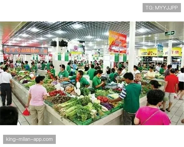 阿尔瓦雷斯在菜市场拎着名牌礼盒和塑料袋，画面像两种人生